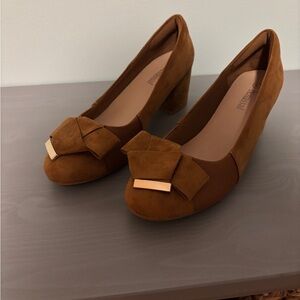 Suede Block Heel Pump - Tan